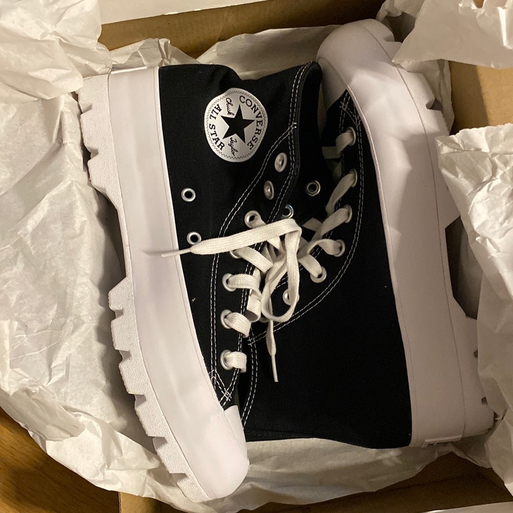 *BRAND NEW* Converse Women's Size 8 NEVER WORN